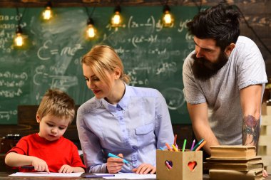 Dizüstü bilgisayarda işyerinde sınıf, öğretmen, okul, ne öğrenciler baktılar yapar ve kullanma o büyük öğretmenler bul sınıfta çizim yazarak iş öğretmen,