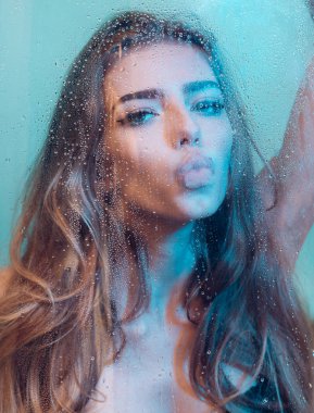 kaplıca tedavisi ve güzellik. Plastik levha elinde tutan güzel kadın salonuyla Spa