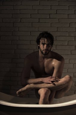 Erkek Bakım iyileştiriyor. Küvet içinde oturan ıslak saçlı çocuk.