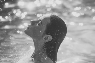 Güzellik moda portre. Karayip Denizi Bahamalar sevimli kadın. sevimli kadın denizde yüzme