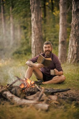 Mutlu adam. Kamp, hiking, yaşam biçimi