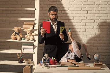 Adam yakışıklı bir yüz. Sınıf ve ev eğitim kavramı. Aile ile okul malzemeleri