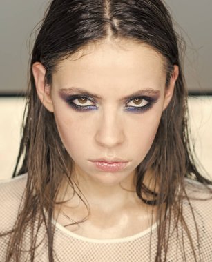 Güzel bir kadınla olun akşam ve uzun düz saç. Dumanlı gözler. Moda fotoğraf