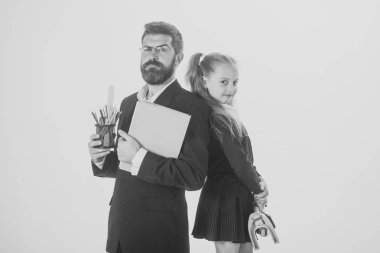 Mikroskop, kitap ve kalem çocuk ve eğitmen tutun