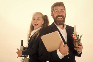 Mikroskop, kitap ve kalem çocuk ve eğitmen tutun