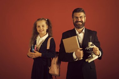 Çocuk ve baba mikroskop, kitap ve Kırtasiye tutun