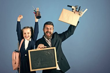 Mutlu bir çocukluk eğleniyor. Baba ve kız öğrenci ile mavi arka plan üzerinde mutlu yüzler