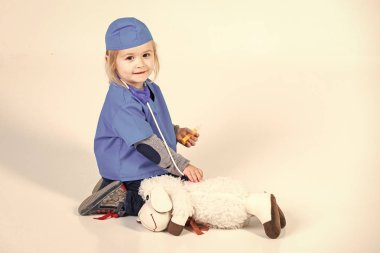 Mutlu bir çocukluk eğleniyor. küçük çocuk çocuk doktor ya da veteriner oyuncak ile çalışır