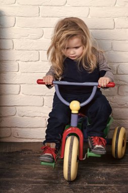 Çocuk çocukluk çocuklar mutluluk kavramı. Çocuk binicilik bisiklet odası