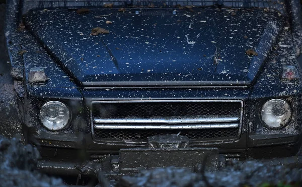 Lumières Capot Recouverts Boue Une Partie Voiture Coincée Dans Saleté — Photo