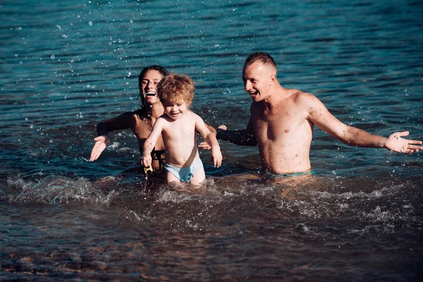 Glückliche Junge Familie Mit Kleinem Kind Die Spaß Strand Hat — Stockfoto