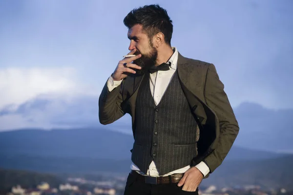 Homem Moda Fumando Paisagem Montanha Moda Fumante Com Cigarro Fresco — Fotografia de Stock
