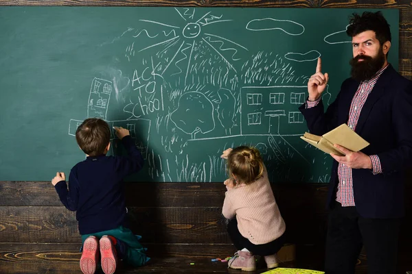 Die Schüler Bauen Positive Beziehungen Ihren Lehrern Auf Aufmerksame Schüler — Stockfoto