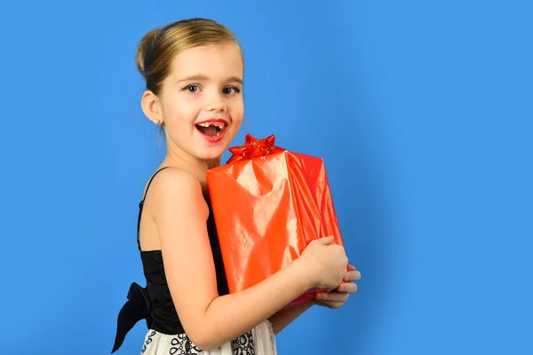 Menina Com Caixa Presente Estúdio Azul — Fotografia de Stock