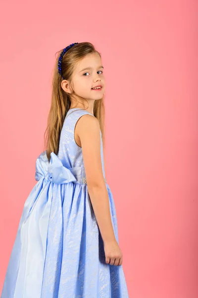 Cabeleireiro Maquilhagem Menina Vestido Elegante Baile Finalistas Menina Criança Vestido — Fotografia de Stock