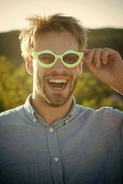 Glücklicher Mann. Mann mit stylischem Haarschnitt in lustiger Sonnenbrille lächelt — Stockfoto