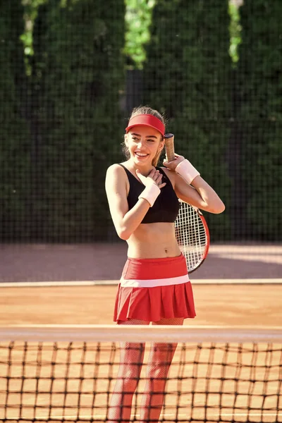 Sinnliche Frau. modische Frau Modell posiert. sinnliche Frau spielt Tennis auf dem Platz, Sport — Stockfoto