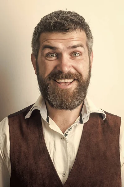 Adam yakışıklı bir yüz. Adam uzun sakal ve bıyık mutlu yüz.