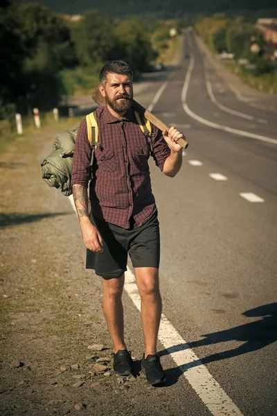 Adam ciddi duygu ile. adam yolda balta ve turist sırt çantası standlı