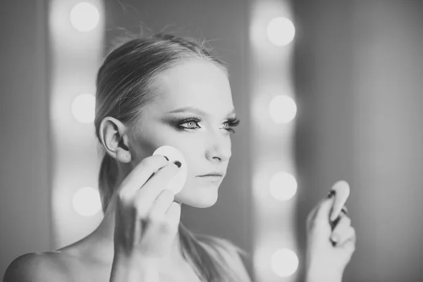 Retrato de alta moda de mujer elegante. Mujer usando almohadilla de algodón en la cara para la eliminación de maquillaje — Foto de Stock