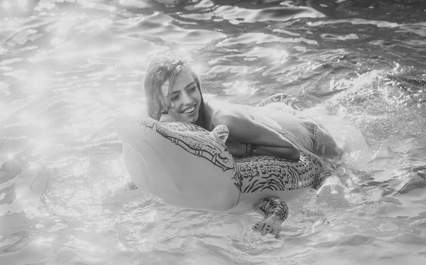 Αισθησιακή γυναίκα σώμα. Σέξι γυναίκα στην θάλασσα με φουσκωτό στρώμα. Μόδα δέρμα κροκόδειλου και κορίτσι στο νερό. Χαλαρώστε στο πολυτελές πισίνα. Περιπέτειες του κοριτσιού στον κροκόδειλος. Καλοκαιρινές διακοπές και ταξίδια — Φωτογραφία Αρχείου