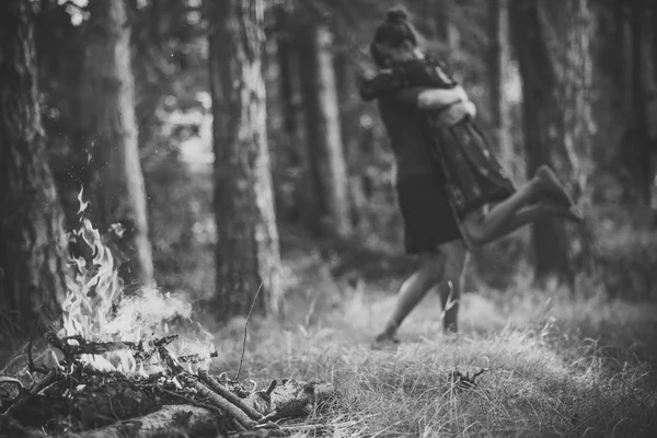 Prelúdio - casal apaixonado. Fogueira chama na floresta com casal desfocado no abraço de amor — Fotografia de Stock