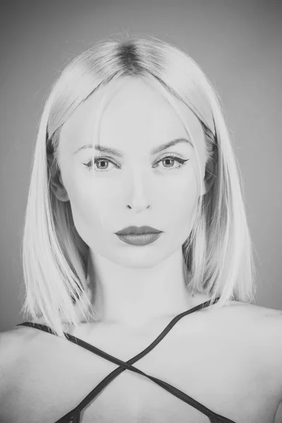 Schoonheid mode portret. Vrouw of meisje met blond haar en rode lippen — Stockfoto