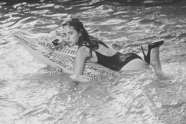 Мода женское тело. вечеринка у бассейна и летние каникулы, вечеринка у бассейна с красивой молодой женщиной в купальниках и крокодиловой обуви — стоковое фото