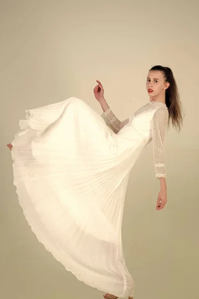 Dziewczyna w białej sukni modne. — Zdjęcie stockowe