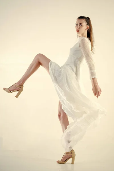 Moda kobieta modelu pozowanie. Dziewczyna w białej sukni modne. — Zdjęcie stockowe