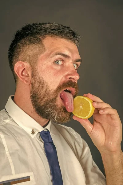 英俊的男人脸。长胡子的人舔柠檬. — 图库照片