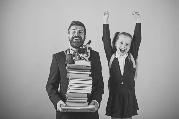 Gelukkig kind plezier. Meisje in school uniform en bebaarde man. Vader en schoolmeisje — Stockfoto