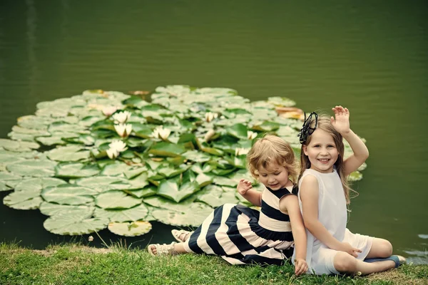 Щаслива дитина розважається. Діти щасливі посмішки на зеленому озерному пейзажі — стокове фото