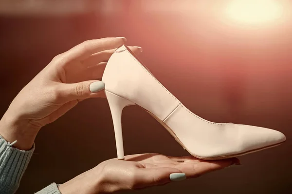 Calzature o scarpe in pelle di colore bianco sulla mano femminile — Foto Stock