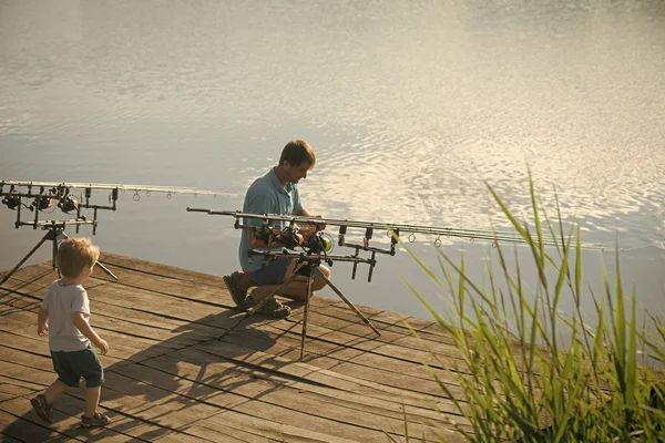 Papá e hijo de pesca al aire libre — Foto de Stock