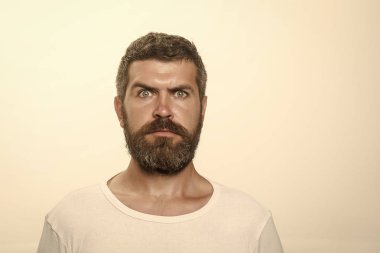 Adam ciddi duygu ile. Adam uzun sakal ve bıyık.