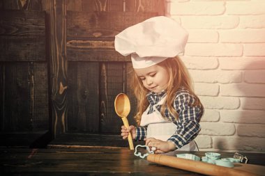 Mutlu bir çocukluk eğleniyor. Çocuk aşçı Şef şapka ve mutfak önlük