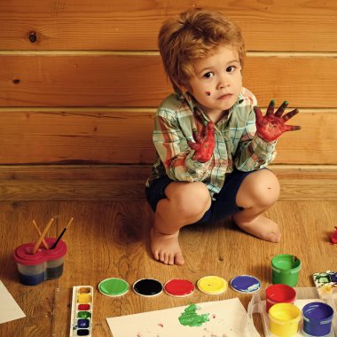 Mutlu bir çocukluk eğleniyor. Sanat ve el sanatları