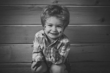 Mutlu bir çocukluk eğleniyor. Hayal gücü, yaratıcılık ve özgürlük