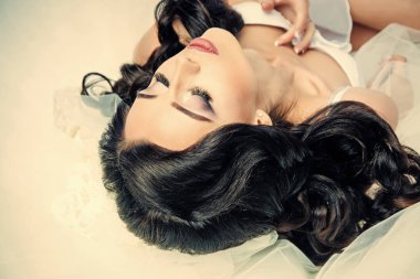 Güzellik moda portre. Kadın şık uzun saçlı.