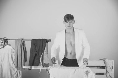 Adam ciddi duygu ile. Adam giyen beyaz ceket