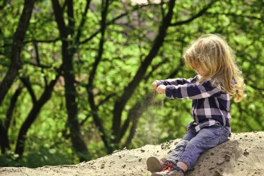 Çocuklar oynarken - mutlu oyun. Çocuk oyun kum bahar ya da yaz Park