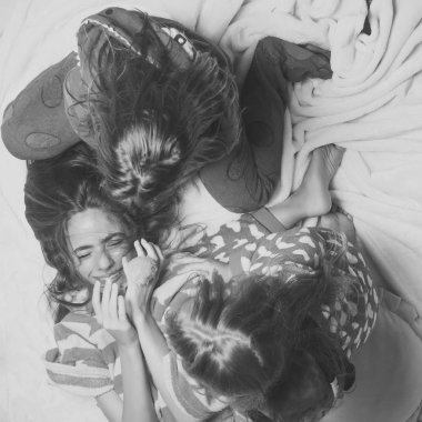 Çocuklar enyoj günün kutlu olsun. Kıyafeti moda kızlar için