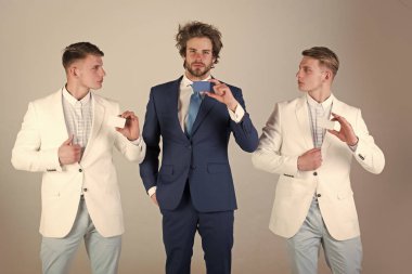 Şık erkek takım elbise. Resmi takım elbise giyen işadamları grubu