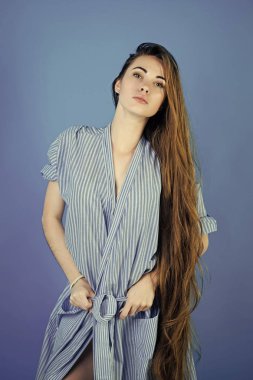 Seksi kadın. Kadın veya çizgili sabahlık uzun saçlı kız