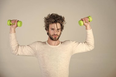 Adam yakışıklı bir yüz. Sabah egzersiz ve sağlıklı yaşam tarzı.