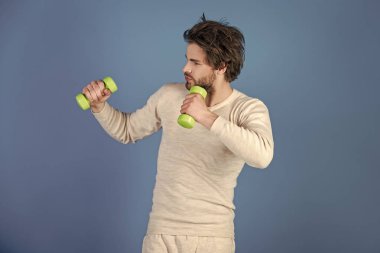 Mutlu adam. Barbell ile iç çamaşırı eğitim atlet