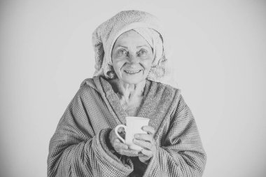 Mutlu bir kadın. Havlu türban Kupası ile yaşlı kadın.