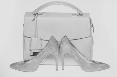 Yüksek topuklar ve beyaz arka plan üzerinde izole çanta