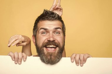 Mutlu adam. Adam kameraya bakıyor. mutlu ve kadın el hareketi üzerinde uzun sakallı